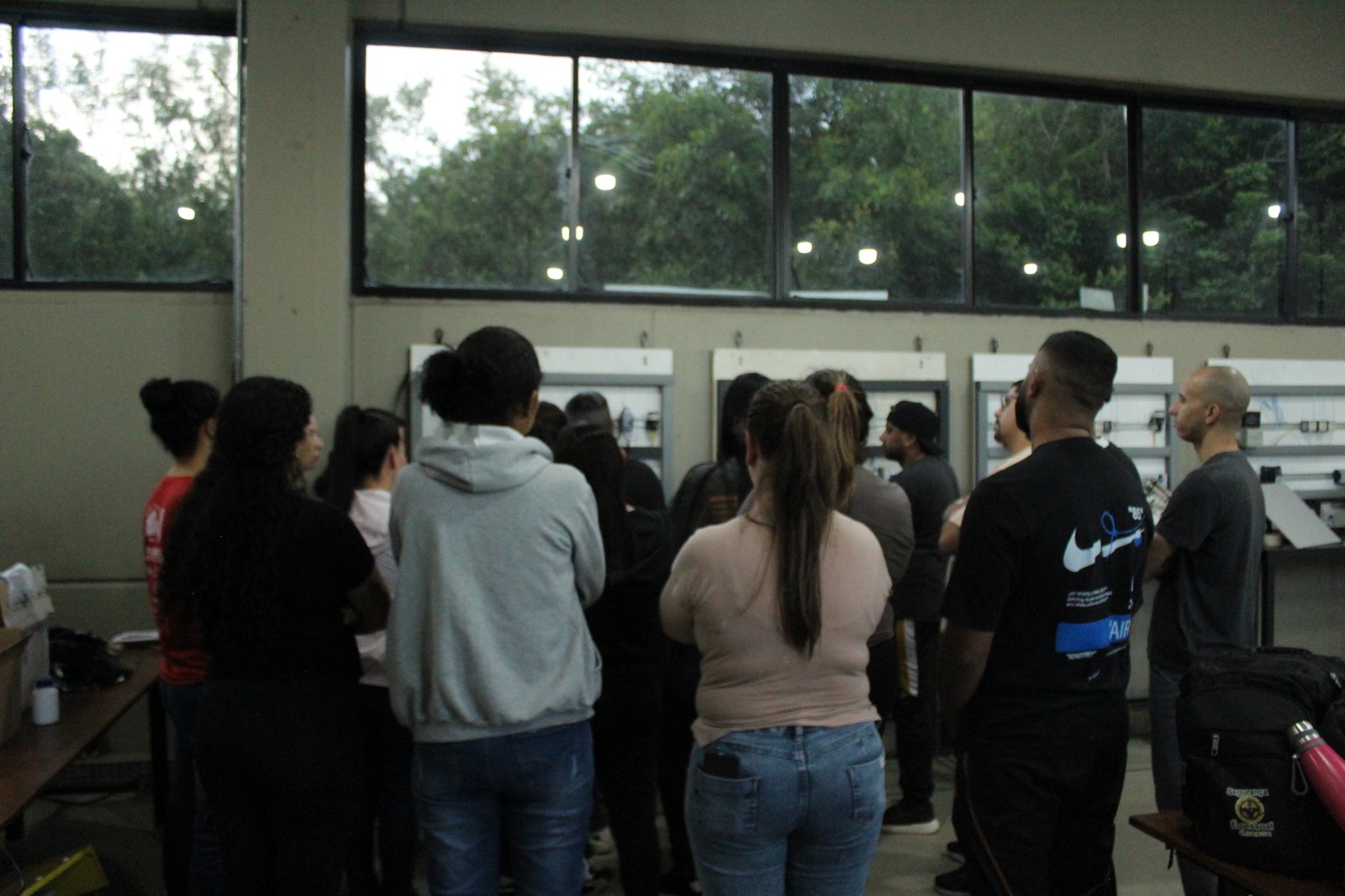 Alunos do curso de automação operando equipamentos industriais em aula prática no laboratório do Colégio Sinodal Prado