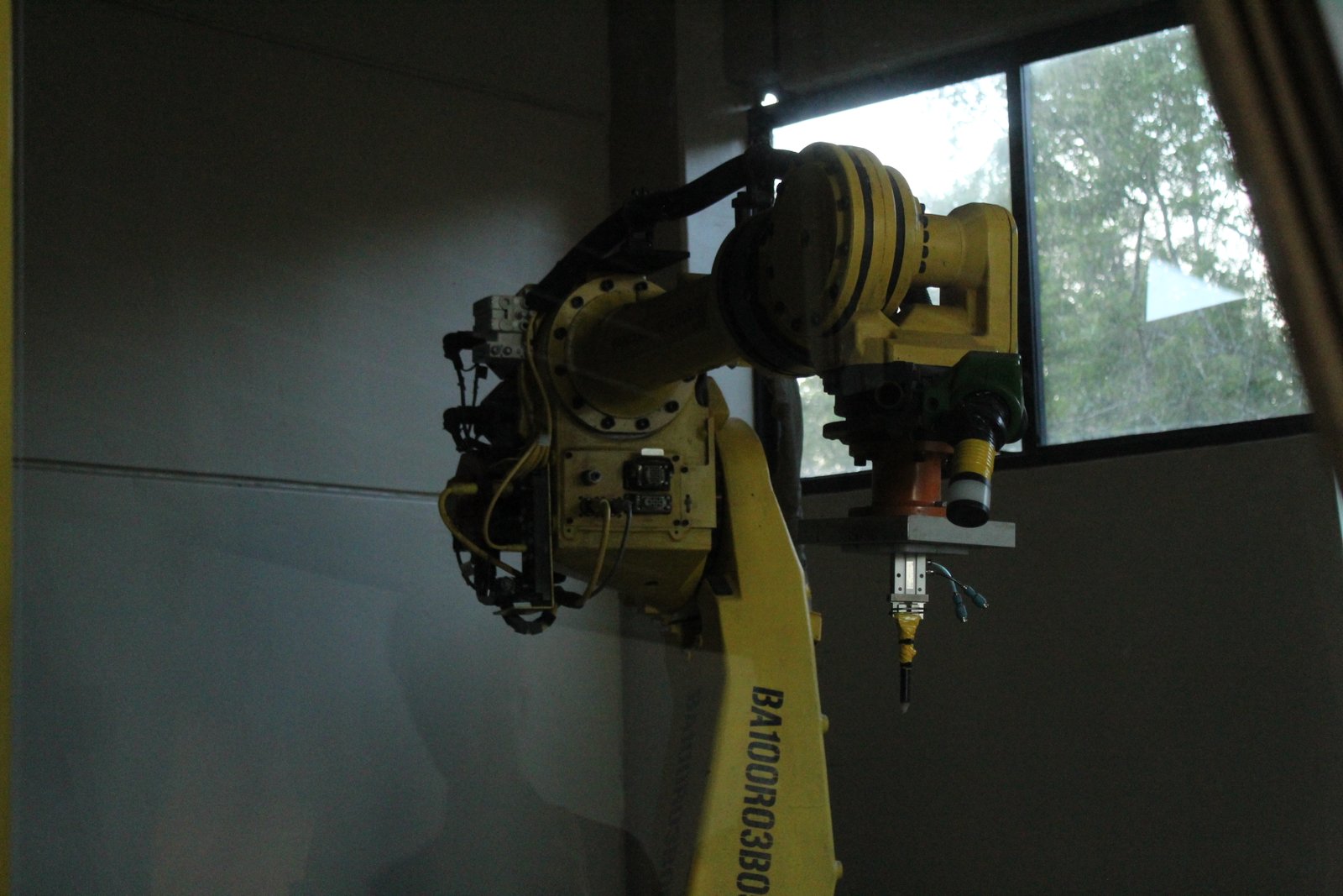 Braço robótico industrial Fanuc R-2000iB/210F instalado no laboratório de automação do Colégio Sinodal Prado